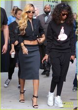 组图：蕾哈娜墨超遮面现身 昂首阔步得意洋洋