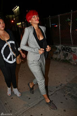 高清组图：蕾哈娜红发西装亮相 弯腰泄春光