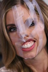 组图：蛇精病网友比赛胶带粘脸 集体不成人形