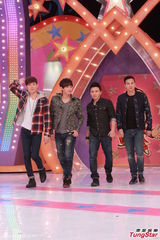 组图：Lollipop F录制《奖门人》凹造型爆笑