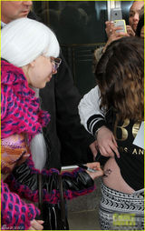 组图：Gaga频换装街头变秀场 女王变夜店女郎