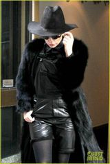 组图：Gaga全黑装扮似巫婆 大衣拖地引围观