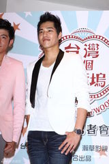 组图：天心黑色深V礼服性感出席记者会