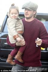 组图：小贝与小七亲子装亮相 父女亲密贴面萌翻