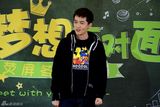 组图：胡歌重返母校遭小学生逼婚脸红红