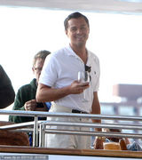 组图：莱昂纳多游艇上撒钱似暴发户 俩泳装辣妹作陪