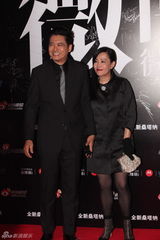 组图：2012新浪微博之夜红毯-发哥发嫂恩爱牵手