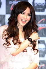 幻灯：美女冯媛甄为名表代言 直言酷爱户外运动