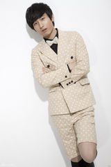 组图：成毅英伦波点控 低调华丽王子范儿