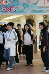 幻灯图：郭晶晶脚踩拖鞋前往泳池 试跳英姿曝光