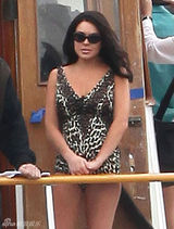 组图：林赛-罗韩豹纹比基尼现身片场