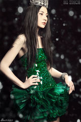 组图：杨雪化身魅力精灵 油画风情柔媚动人