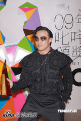 幻灯图集：叱咤奖陈奕迅雷到底 烟熏妆扮熊猫滚滚