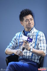 高清图：林志颖格子衫背带裤帅气 赞儿子艺感强