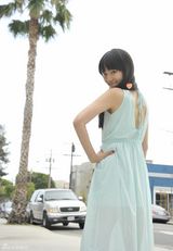 组图：辣妈章龄之国外素颜街拍 清新似少女