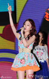 组图：韩组合Mighty Mouth新专辑首唱会战衣抢眼