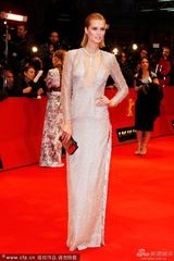 组图：天使超模托妮-伽恩深V裙露乳长腿抢镜