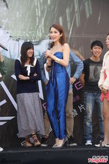 组图：萧亚轩亮相宣传新专辑 衣着性感娇俏妩媚