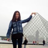 组图：倪妮漫游巴黎街头 素颜搞怪自拍