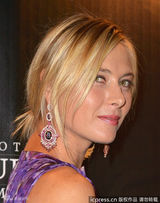 组图：莎娃出席晚宴派对 网球美女甜笑秀香肩