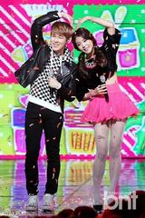 组图：SISTAR孝琳下衣失踪似没穿 EXO白衣纯情