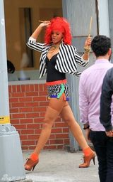 组图：蕾哈娜纽约街头拍MV 红发热裤打扮惹眼