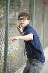 组图：谭杰希曝最新宣传写真 学生装扮小清新