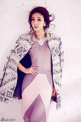 组图：姜鸿初春气质写真 优雅知性展都市OL风