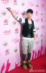 组图：群星闪耀新人盛典红毯 黑白色系成主打