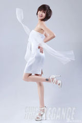 组图：万茜时尚写真白裙化身飘逸精灵