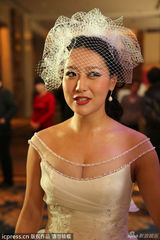 组图：白冰挺大肚结婚 英皇高层送祝福