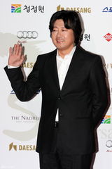 高清组图：青龙奖红毯女星争艳 河智苑孙艺珍成焦点