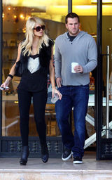 幻灯图集：帕丽斯希尔顿和男友外出 黑色系装扮