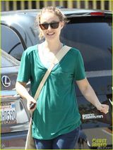 组图：波特曼穿绿衫抱子出街 小家伙拿水壶卖萌