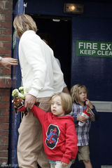 高清图：帅气老爸布拉德-皮特带孩子军团看电影