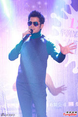 组图：郭富城斑点装亮相 墨镜遮面尽显型男范