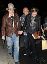 组图：德普陪未婚妻逛书店庆生 送玫瑰表爱意