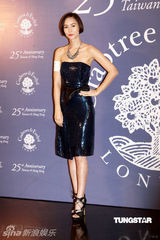 组图：陈豪和Amanda S出席活动 美女相伴笑开怀