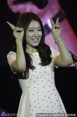 高清图：朴信惠上海热裤跳辣舞 示范可爱颂互动