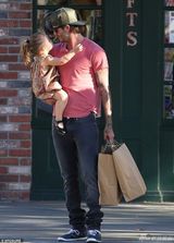 组图：小贝抱七公主出街 父女俩亲亲嘴羡煞旁人