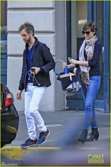 组图：海瑟薇携老公出街 发卡俏皮秀长腿