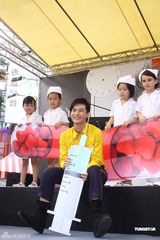 组图：严爵MV中谈恋爱 假戏真吻被漏拍