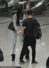 组图：林志颖携妻儿现身机场 小小志见镜头羞涩