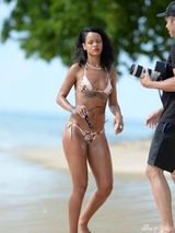 组图:蕾哈娜海滩拍比基尼写真 喝酒解暑秀S曲线