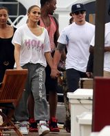 组图：珍妮弗洛佩兹紧身服短裤拍MV 肌肉男相伴