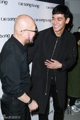 组图：SJ金希澈Clara等参加时装周时尚个性