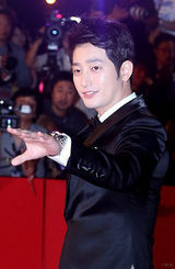 组图：朴施厚西服帅气亮相挥手致意