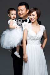 独家:沙桐刘园园甜蜜婚纱照 2岁女儿将见证婚礼