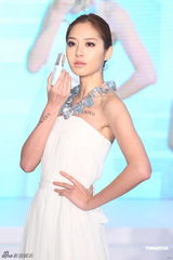 组图：白歆惠率领名模展现净透亮白肤质