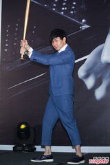 组图：林俊杰发布新专辑 秀棒球阳光帅气